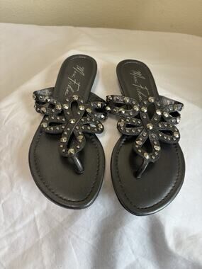 Marc Fisher Silver Studded Low Heel Flip Flops Vacation Resort Women’s Size 6